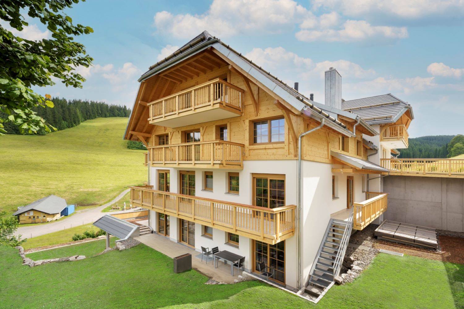 Außenansicht Ferienwohnungen im Schwarzwald mit Pool