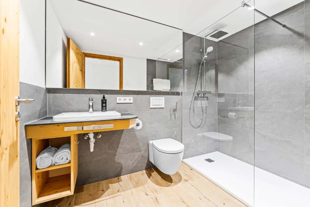 Bad mit Dusche in der Ferienwohnung im Schwarzwald