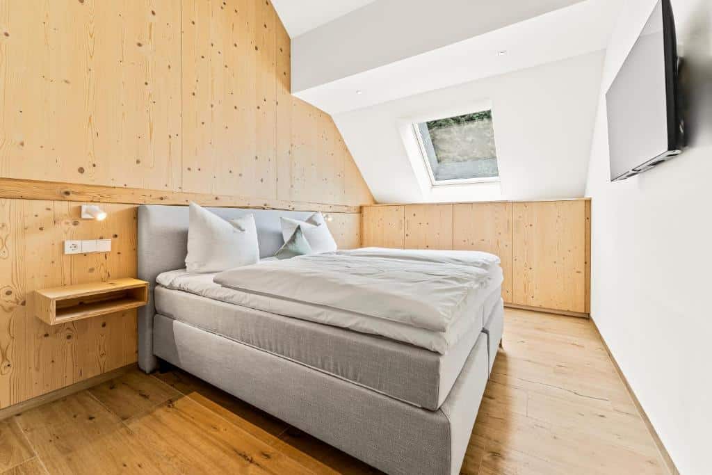 Schlafzimmer mit Holzverkleidung in der Ferienwohnung im Schwarzwald